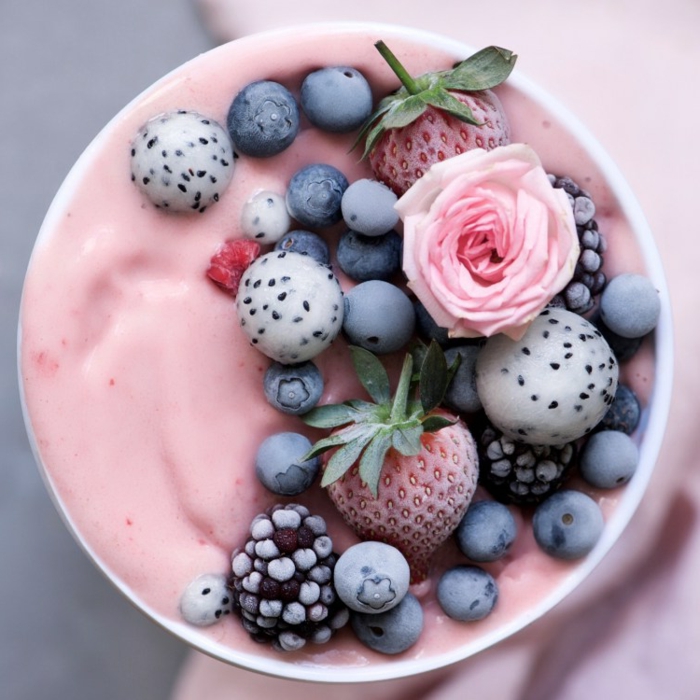 yogur con fresas y frutas congeladas, ideas de desayunos saludables paso a paso, comidas saludables y nutritivas