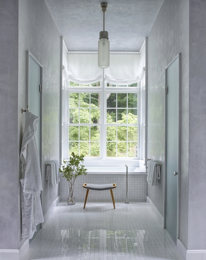 baños blancos modernos decorados en estilo minimalista, cuarto de baño decorado en blanco y gris con decoracion de plantas verdes 
