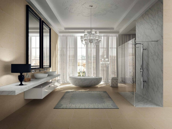 baño decorado en blanco, gris y beige, ideas de baños blancos decorados en estilo vintage con grandes espejos marcos dorados