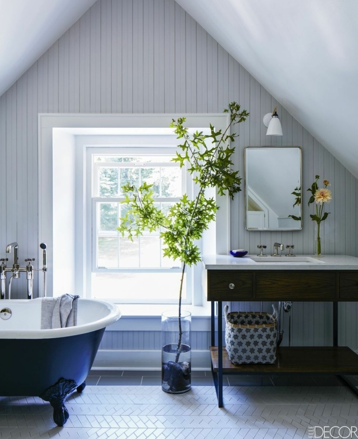 baño moderno techo inclinado decorado en blanco con muebles de madera y bañera vintage en azul, decoración de baños blancos