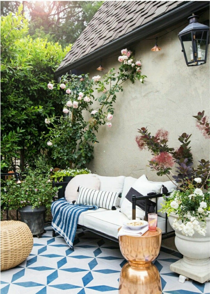 cómo decorar un jardín pequeño paso a paso, rincón en estilo mediterráneo, muebles de diseño y detalles de mimbre 