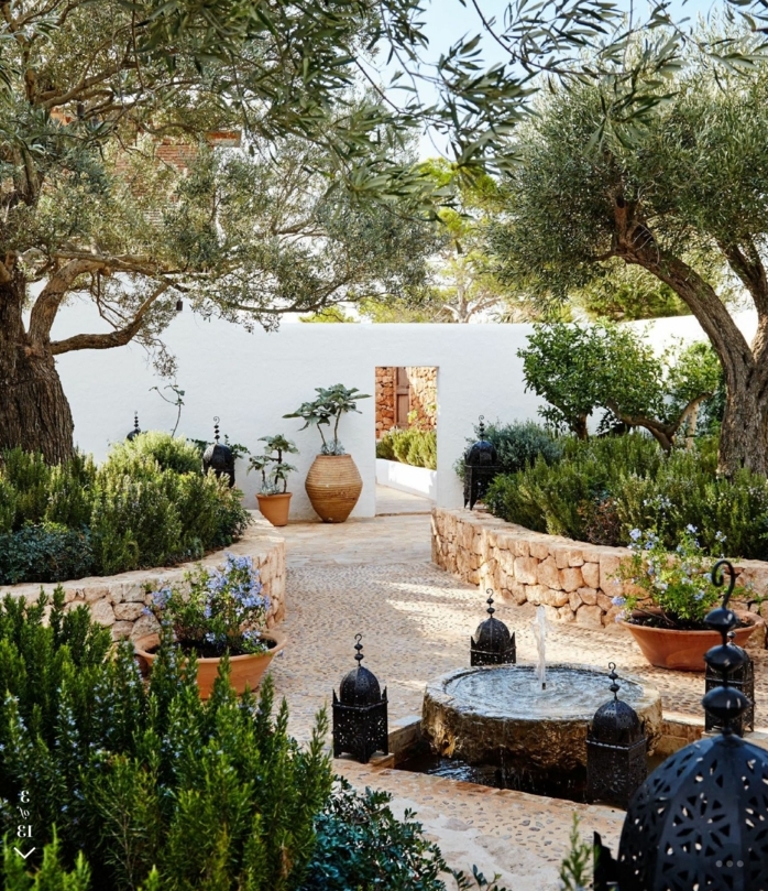 jardín en estilo mediterráneo de tamaño pequeño, como decorar un jardin pequeño con gravilla