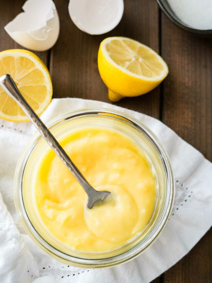 como preparar cuajada de limón, imagen de la preparacion con cucharra y limones, postres de leche condensada, fáciles