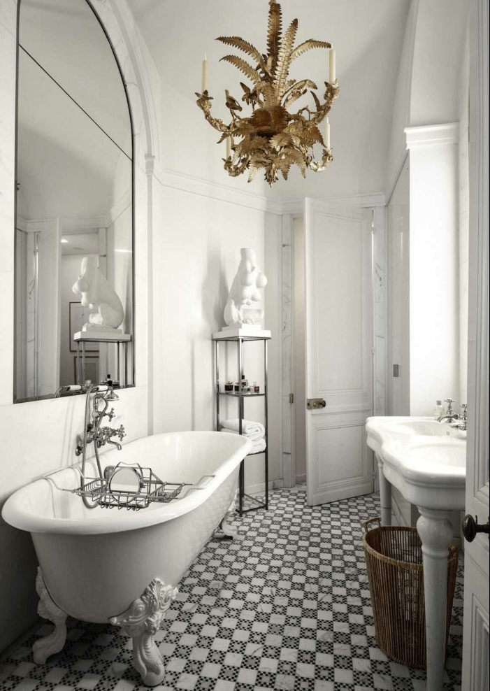 baños blancos decorados en estilo vintage, candelabro vintage en dorado, bañera exenta patas garra y grande espejo