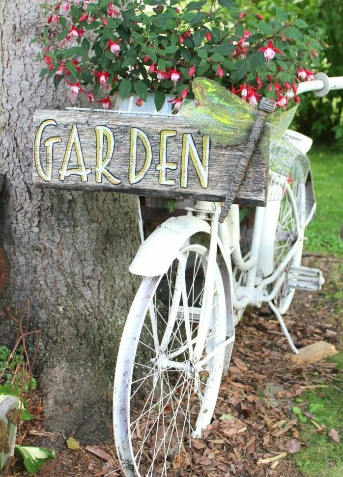 originales ideas sobre cómo decorar un jardín pequeño con decoración DIY, bicicleta macetero 