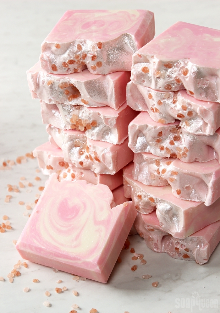 tutorial sobre como hacer jabon casero en rosado con partículas relucientes, jabón rosa cuarz paso a paso 