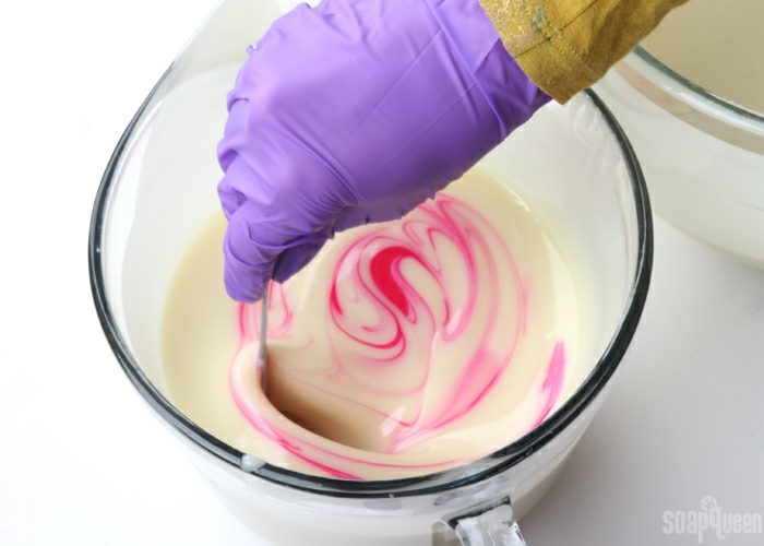 cómo hacer jabón casero paso a paso, jabón rosa cuarz hecho a mano, ideas y consejos sobre cómo preparar jabón en casa 