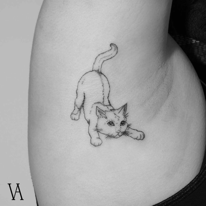 tatuaje en la axila, dibujo de gato de encanto, tatuajes finos para mujer ideas encantadoras 
