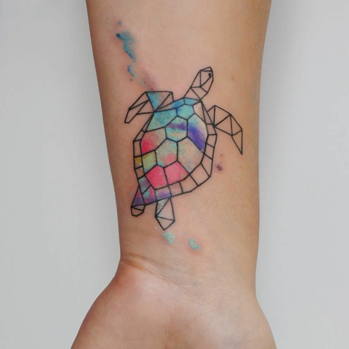 tortuga colorida pinturas acuarelas, pequeño detalle tatuado en la muñeca, tatuajes geométricos originales 