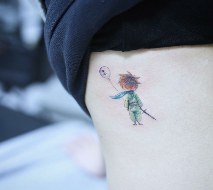 ideas de tatuajes finos para mujer inspirados en los libros, dibujo colorido del El principito en el costado 