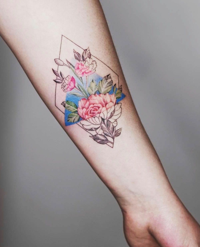 diseño muy original de tatuajes geometricos con elementos florales, precioso tatuaje con significado, tatuajes geometricos flores