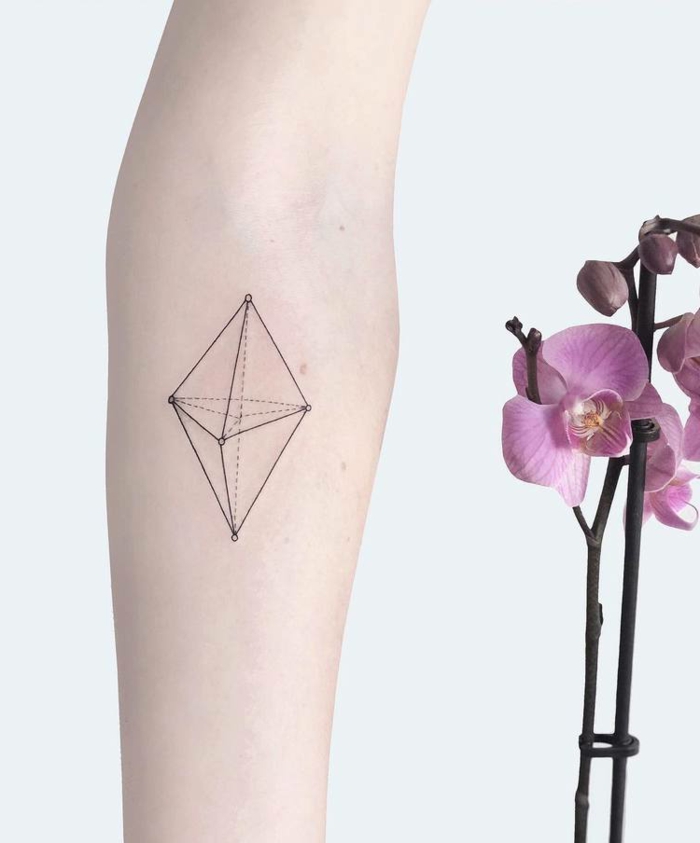 ideas de tatuajes geometricos, precioso tatuaje de diseño minimalista en el antebrazo en forma de pirámide