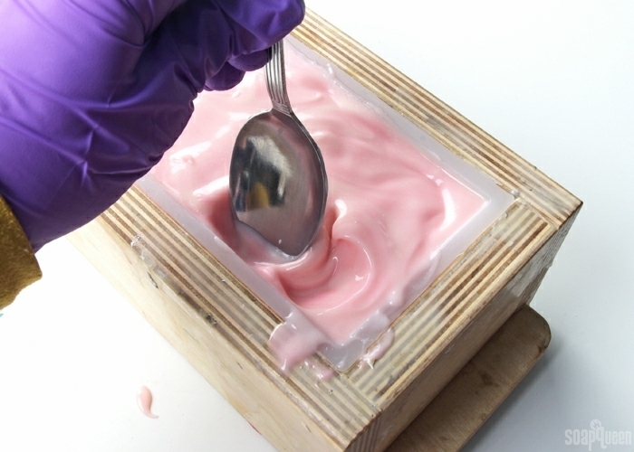 pasos sobre como hacer jabon casero artesanal original, jabón color rosado con partículas brillantes 