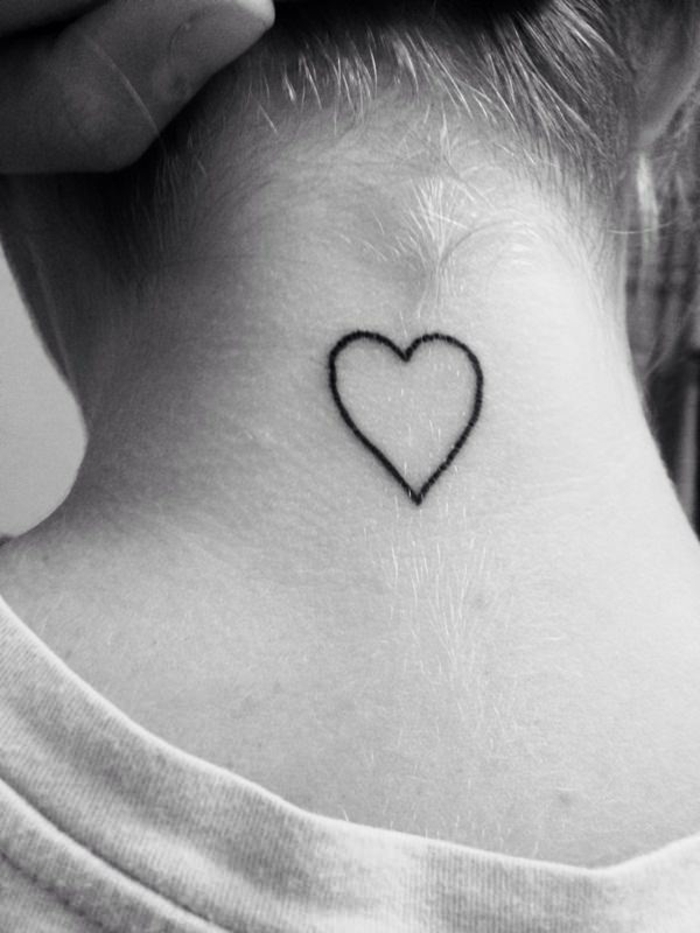 alucinantes ideas tatuajes nuca mujer, tatuaje de diseño sencillo en forma de corazón en la nuca