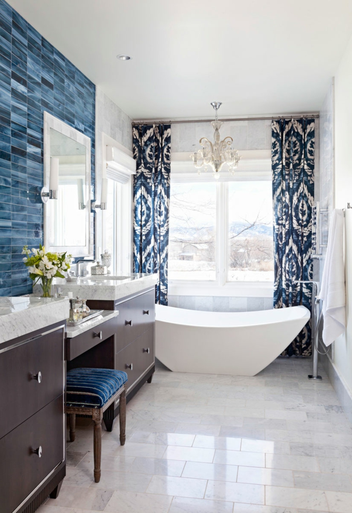 baños modernos decorados en blanco y azul, paredes con azulejos en azul y cortinas ornamentadas motivos florales 