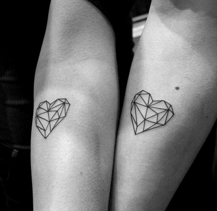 tatuajes geometricos encantadores, diseño de corazones en estilo geométrico, ideas de tatuajes geometricos para parejas 