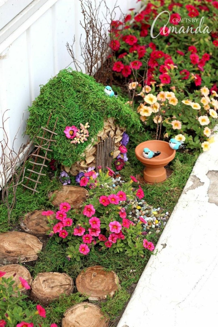 decoracion de jardines pequeños con encanto, ideas de maravilla, pequeña casita decorativa, flores coloridas