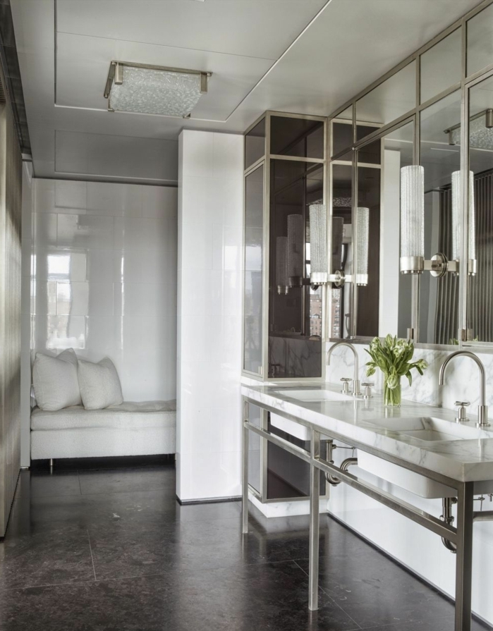 baños modernos decorados según las tendencias del minimalismo, suelo de baldosas en marrón y espejos grandes 