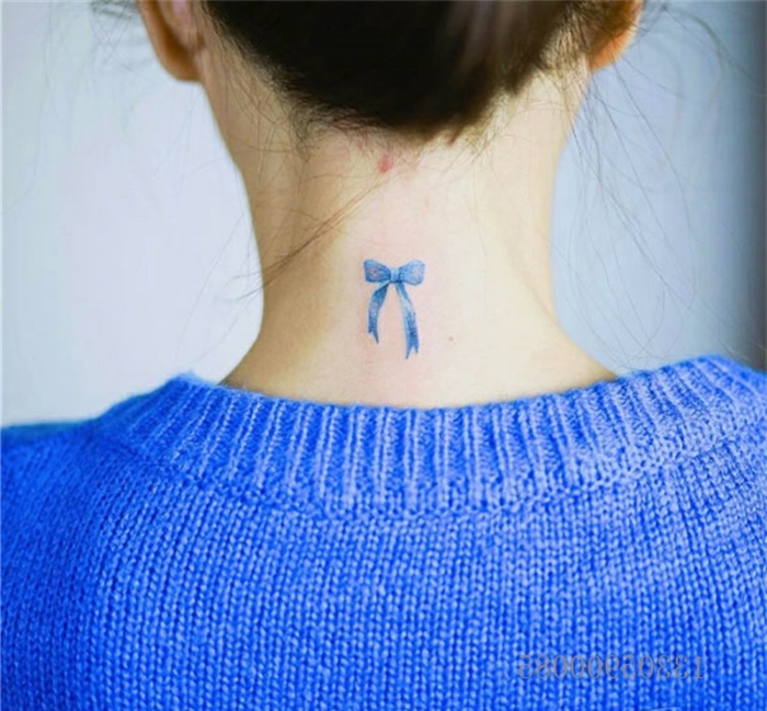 bonitos diseños coloridos de tatuajes nuca mujer, moño en color azul tatuado en el cuello 