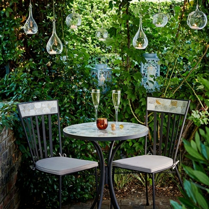 ingeniosas ideas de decoracion de jardines, muebles de diseño, bombillas decorativas colgantes con velas 