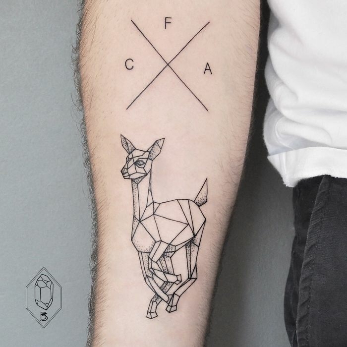 diseños de tatuajes simbólicos con animales, tatuajes geométricos originales, tatuaje ciervo en el antebrazo 