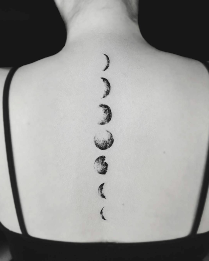 tatuajes en la columna vertebral con significado, tatuajes simbolicos ideas, fases de la luna tatuados en la espalda