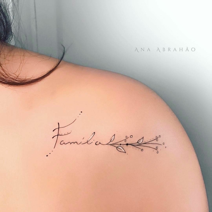 tatuajes familia simbolos, precioso tatuaje en el hombro, tatuajes con letras y detalles florales
