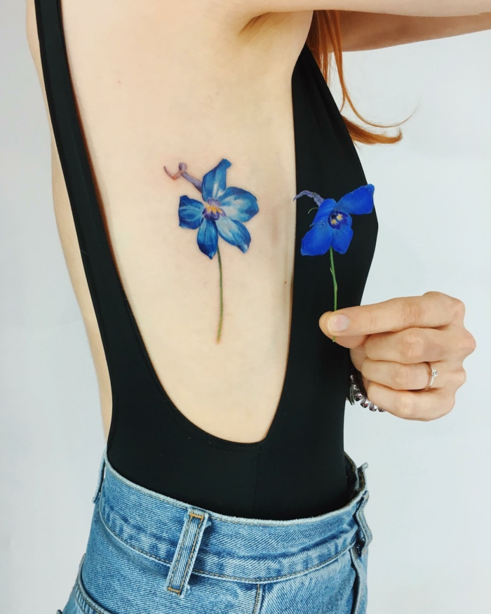 tatuajes simbolicos con flores, preciosa idea de tatuaje femeninos, tatuaje en color azul de tamaño grande, ejemplos de tatuajes con gran significado femeninos
