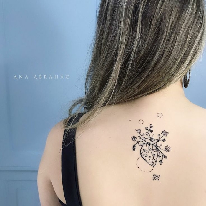tatuajes simbolicos para mujeres, diseño corazón con flores, tatuajes originales con mensaje