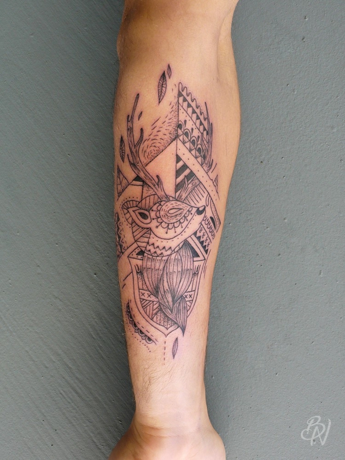 tatuajes simbólicos con animales, tatuaje maori con pequeño ciervo, diseños con significado 
