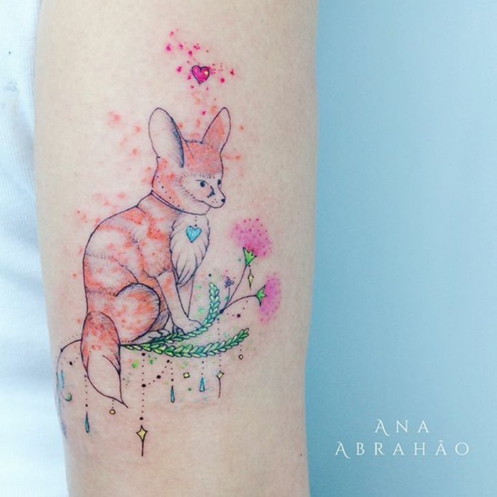 tatuajes simbólicos pinturas acuarelas, dibujo de zorro en color naranja, elementos florales, ideas de tatuajes con gran significado