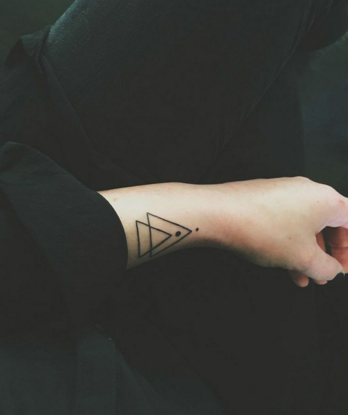 diseño tatuaje minimalista, dos triangulos y dos puntos tatuados en la muñeca, ideas originales de tatuajes geometricos