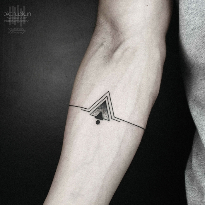 tatuajes minimalista hombre en el antebrazo, tatuajes geométricos de encanto, diseños con significado 