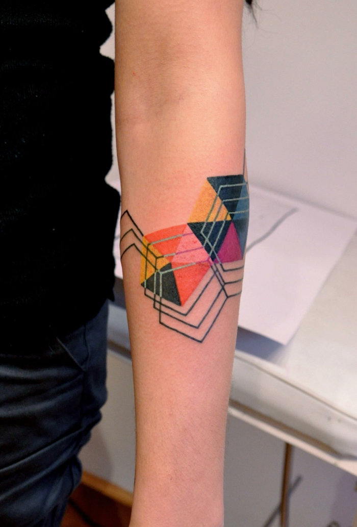 diseño colorido en el antebrazo, tatuajes geométricos para hombres y mujeres, últimas tendencias, tatuajes geométricos a color