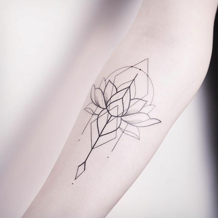 flor de loto tatuado en el antebrazo, diseño de encanto, tatuajes geométricos con significado 