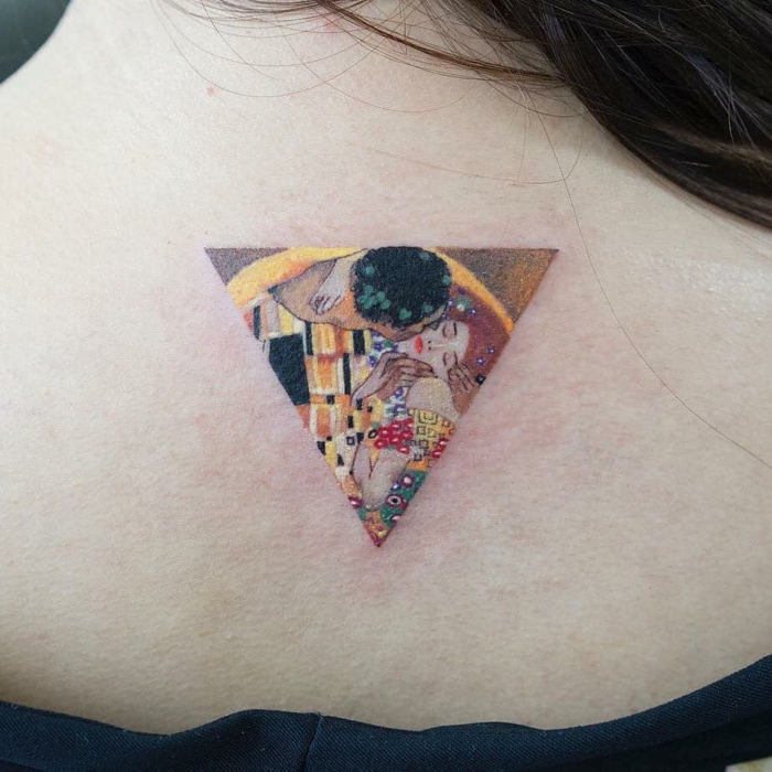 preciosa idea, tatuaje en la espalda en forma geométrica, el beso de Gustav Klimt, tatuajes geometricos a color, tatuajes geometricos originales 