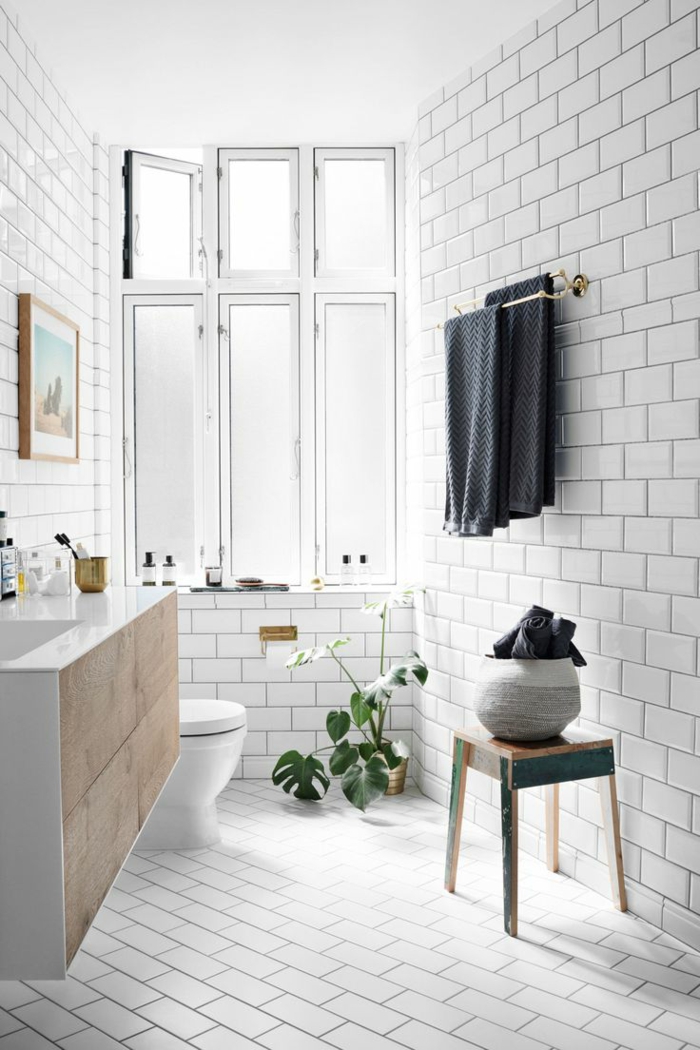 preciosos baños modernos decorados con azulejos que imitan ladrillos, decoración de plantas verdes 