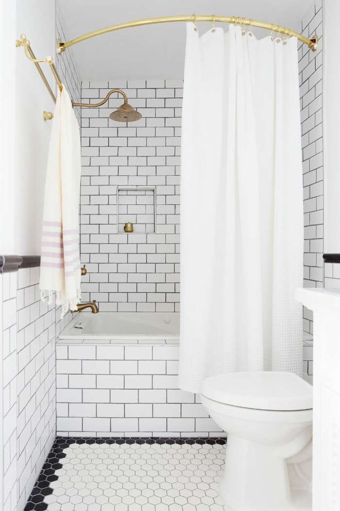 baños blancos baños modernos decorados en blanco, cortinas de baño en blanco azulejos modernos y detalles en dorado 