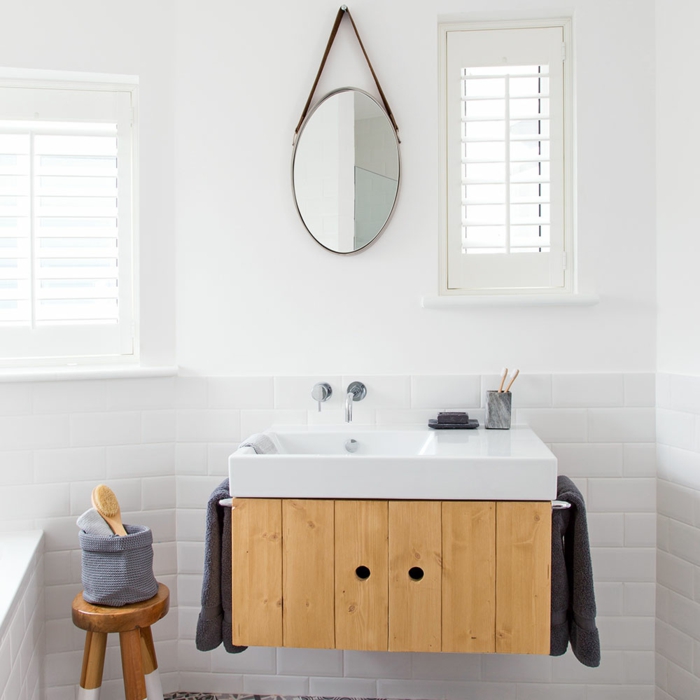baños blancos baños modernos decorados según las últimas tendencias 2018, detalles de madera y espejo colgante moderno 