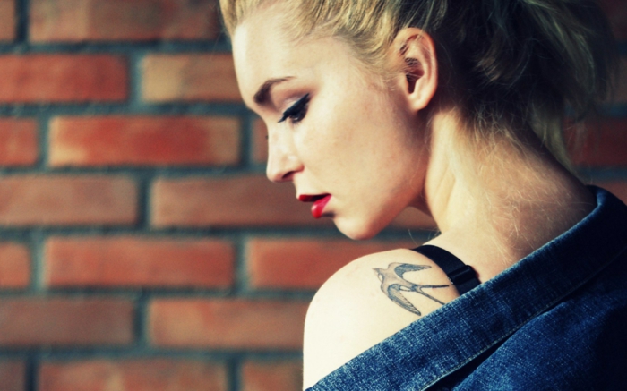 tatuajes pequeños mujer, precioso ave en vuelo tatuado en el hombro, tatuajes que simbolizan libertad