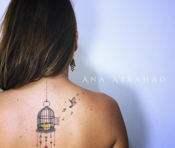 ideas para tatuajes con significado que significan libertad, ave escapando de una jaula de pajaro 
