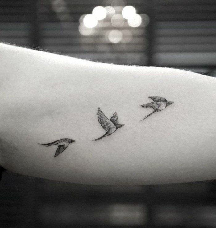 aves en pleno vuelo tattoos pequeños, tatuajes en el brazo con mensaje par hombres y mujeres 
