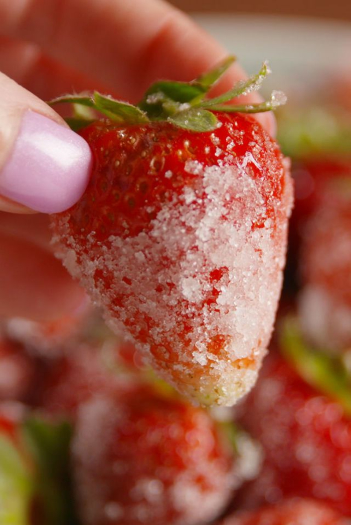 ideas de postres veganos super sencillos, fresas frescas azucaradas, las mejores ideas de dulces y postres caseros fáciles 