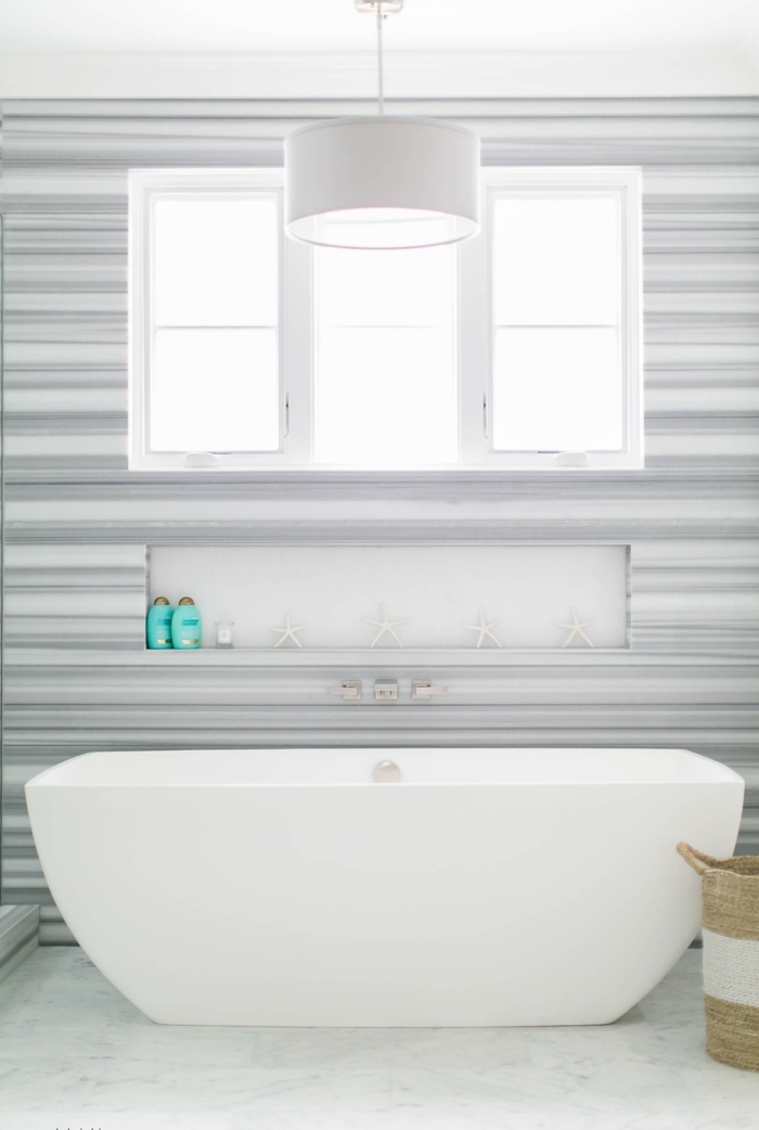 decoracion baños en estilo moderno minimalista, bañera exenta en blanco y paredes en rayas en blanco y gris 