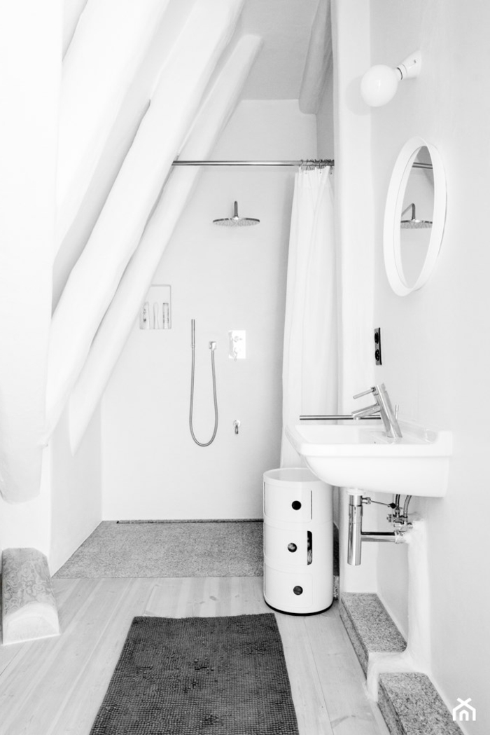ideas de decoracion baños en blanco y gris, suelo con alfombras en gris, paredes modernas en blanco y espejo de forma oval 
