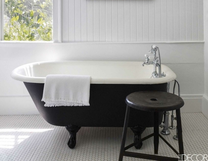 decoración baños blanco y negro, bañera en estilo vintage exenta patas garra, cuadro decorativos y azulejos modernos