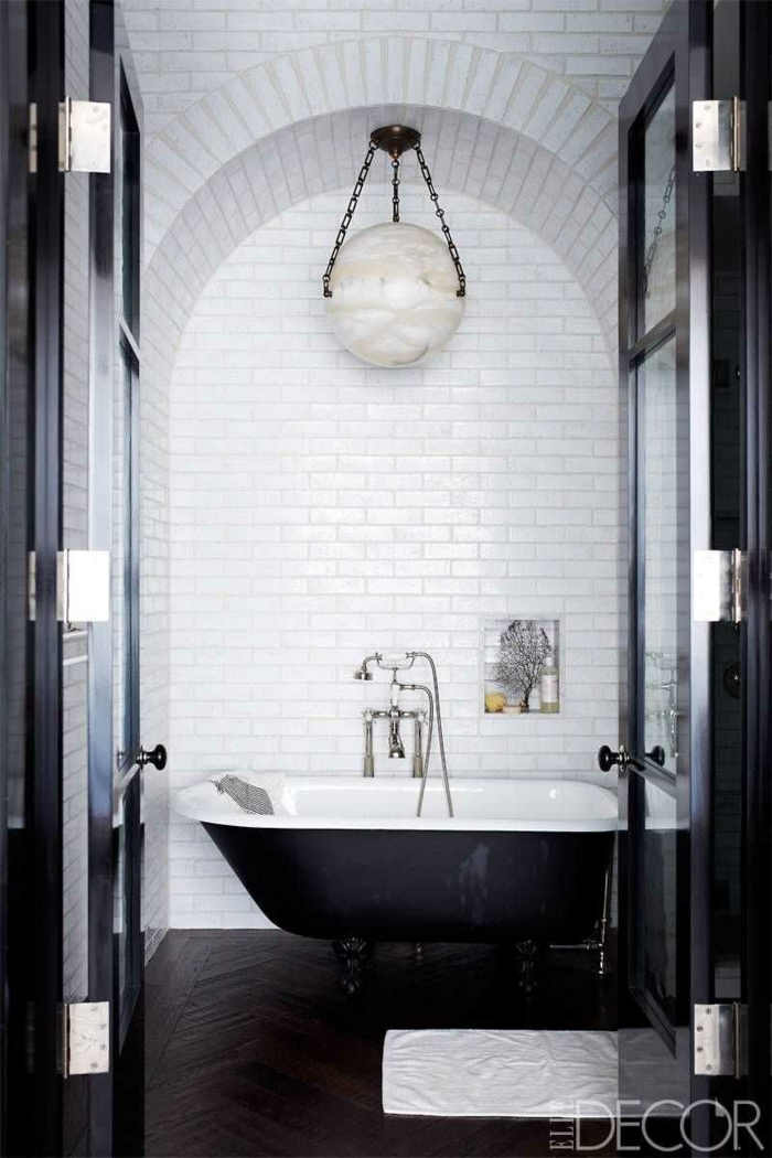 fotos de decoracion baños blanco y negro, precioso contraste de colores, suelo de parquet color oscuro, paredes de azulejos en blanco 