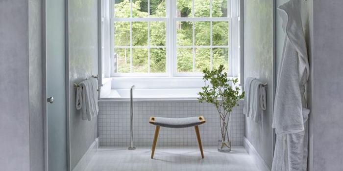 cuartos de baño modernos decorados en blanco, bañera empotrada, decoración de plantas verdes y pequeños azulejos 