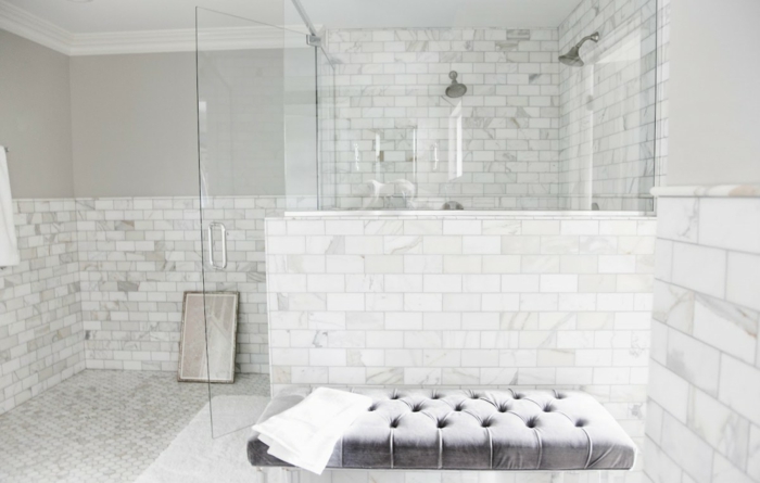 cuartos de baño modernos decorados en blanco marfil y gris, banco moderno de diseño en capitoné color gris 