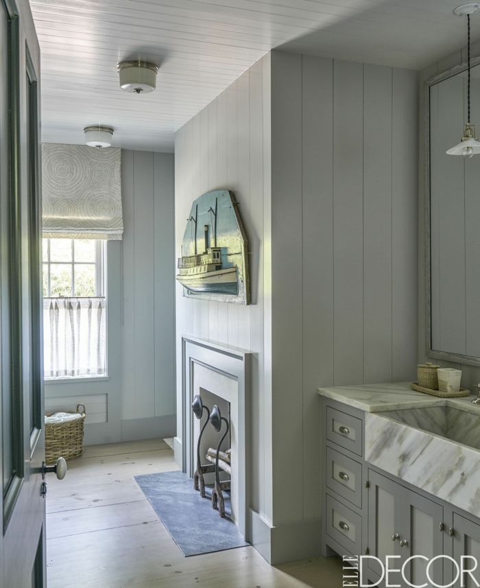 cuartos de baño modernos decoración original, paredes en gris, suelo de parquet y estores modernos 